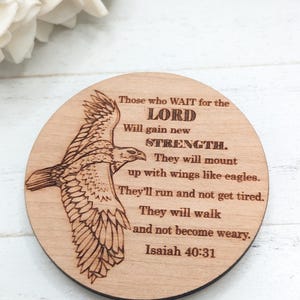 Pu&ograve; includere: Un sottobicchiere in legno con un'immagine incisa a laser di un'aquila in volo e una citazione di Isaia 40:31. La citazione recita: "Coloro che aspettano il SIGNORE rinnoveranno le loro forze; saliranno con ali come le aquile; correranno e non si stancheranno; cammineranno e non si affaticheranno. Isaia 40:31"