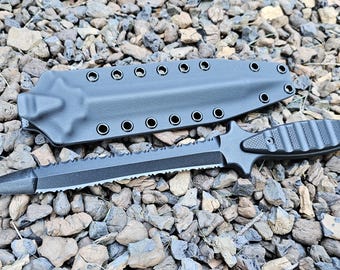 Funda de Kydex personalizada Cold Steel FGX WASP, estilo panqueque, con accesorios opcionales para el cinturón y cordón de paracord con sistema de sujeción.