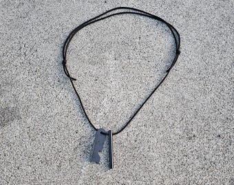 Collar con varilla de ferrocerio Firesteel y raspador multiherramienta, cordón de paracord Mil-Spec 550.