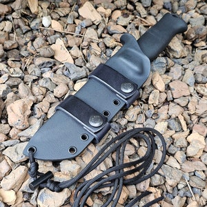 Terävä Jääkäripuukko 140 Custom Kydex, Scout,Neck & IWB, Mini Firesteel Rod, 550 Mil-Spec Paracord, IWB / Scout Carry Straps, Taco Style