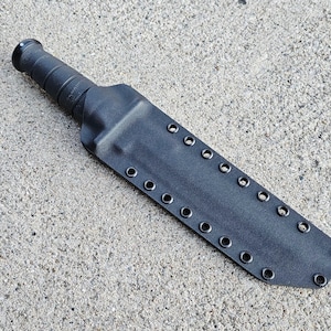 Könnte beinhalten: Eine schwarze Lederscheide mit mehreren Reihen von Metallösen für ein Messer.