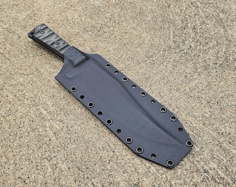Bainha personalizada em kydex para faca TOPS "Prather War Bowie", com opções de fixação para cinto, estilo Pancake 2.0.