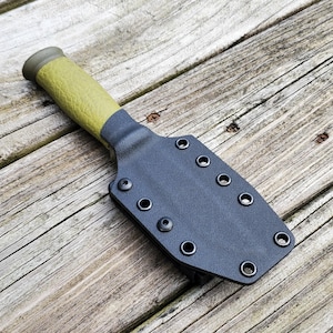 Puede incluir: Una funda de cuchillo de cuero negro con múltiples cierres a presión y un mango verde.