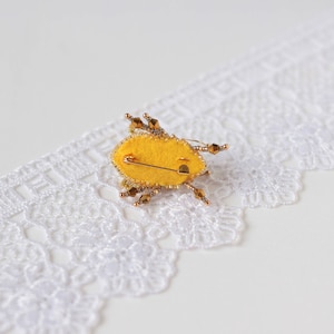 Gold bee pin embroidered brooch Insect jewelry Bild 8