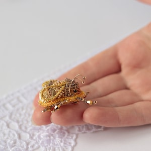 Gold bee pin embroidered brooch Insect jewelry Bild 6