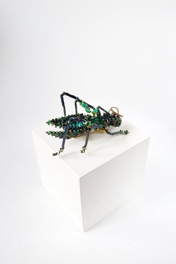 Emerald Green Grasshopper Brooch – Beaded Insect Pin, Crystal Bug Jewelry, Handmade Beadwork Accessory