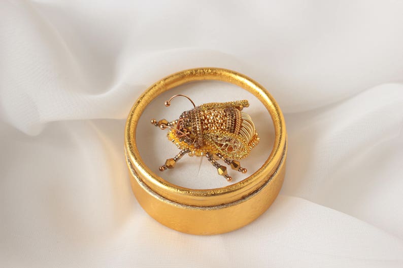 Gold bee pin embroidered brooch Insect jewelry Bild 9