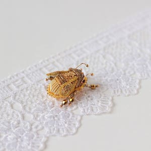 Gold bee pin embroidered brooch Insect jewelry Bild 7