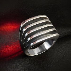 Geometrisk bikerring i sterlingsilver: Moderna statement-smycken