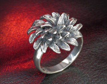 Anillo de flor de plata de ley oxidada: joyería floral gótica con un toque llamativo