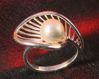 Handcrafted Sterling Silver Seashell Ring - Elegant Pearl Accent - Unique Beach-Themed Jewelry - Perfect Gift for Her