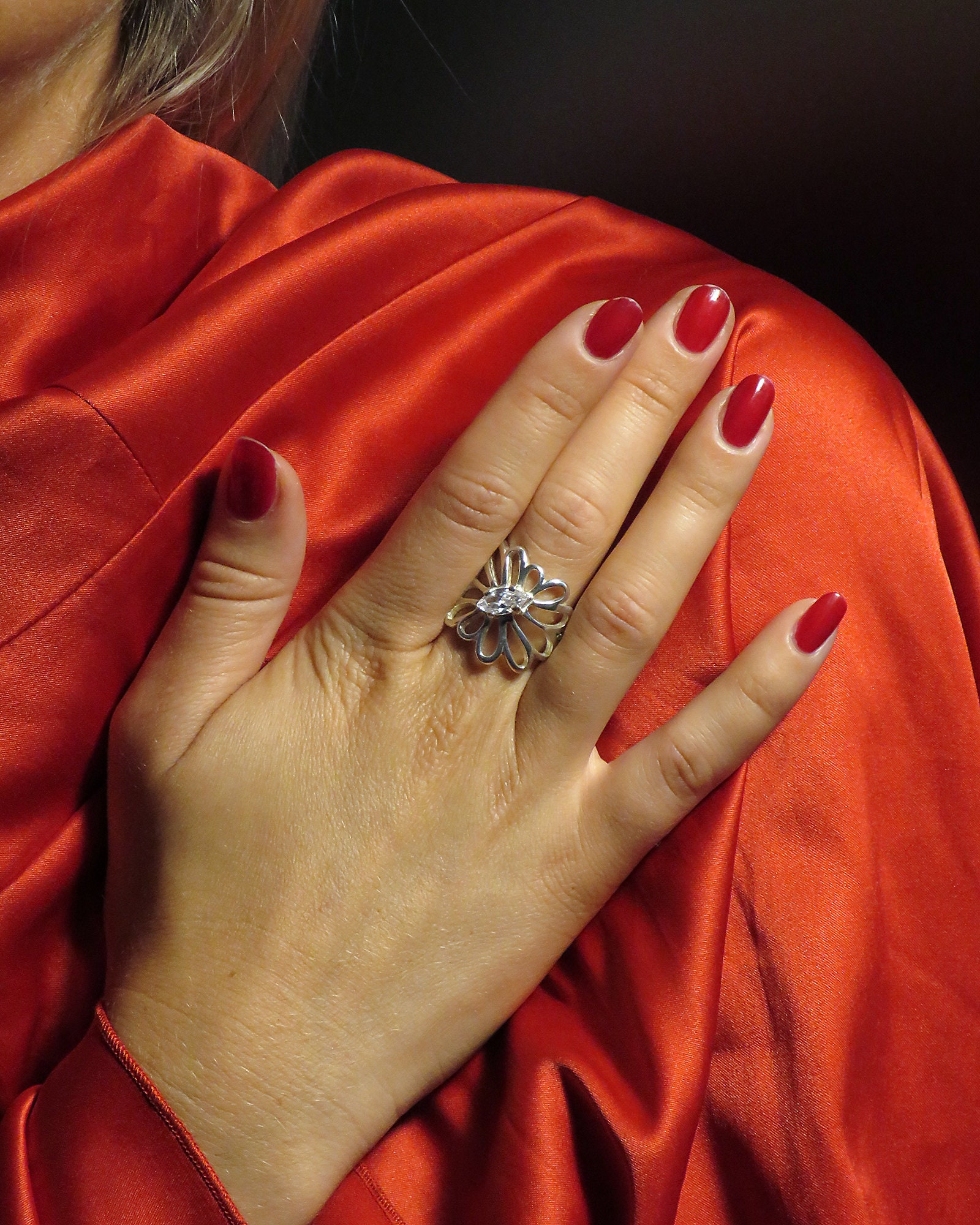Anello con zirconi cubici rossi a forma di fiore, argento sterling