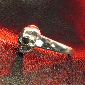 Sterling Silver Skull Ring for Men and Women, Skull Jewelry, Biker Ring, Silver Band, Men's Silver Ring, Occult Jewelry, Women's Skull Ring imagem 3