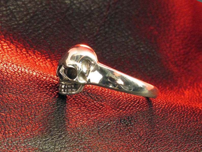 Sterling Silver Skull Ring for Men and Women, Skull Jewelry, Biker Ring, Silver Band, Men's Silver Ring, Occult Jewelry, Women's Skull Ring imagem 3