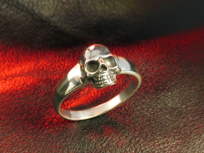 Sterling Silver Skull Ring for Men and Women, Skull Jewelry, Biker Ring, Silver Band, Men's Silver Ring, Occult Jewelry, Women's Skull Ring imagem 7
