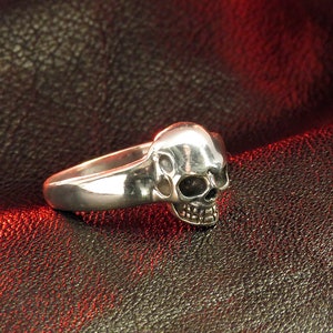 Sterling Silver Skull Ring for Men and Women, Skull Jewelry, Biker Ring, Silver Band, Men's Silver Ring, Occult Jewelry, Women's Skull Ring imagem 4