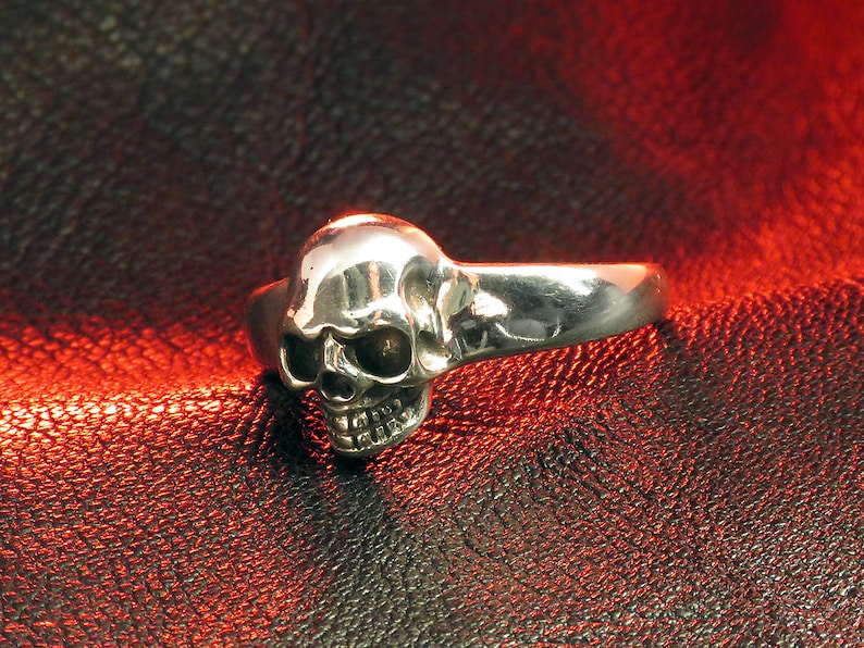 Sterling Silver Skull Ring for Men and Women, Skull Jewelry, Biker Ring, Silver Band, Men's Silver Ring, Occult Jewelry, Women's Skull Ring imagem 2