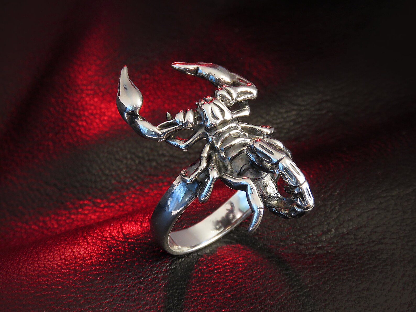 Скорпион из серебра 925