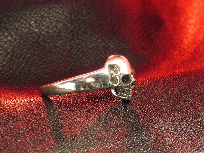 Sterling Silver Skull Ring for Men and Women, Skull Jewelry, Biker Ring, Silver Band, Men's Silver Ring, Occult Jewelry, Women's Skull Ring imagem 5