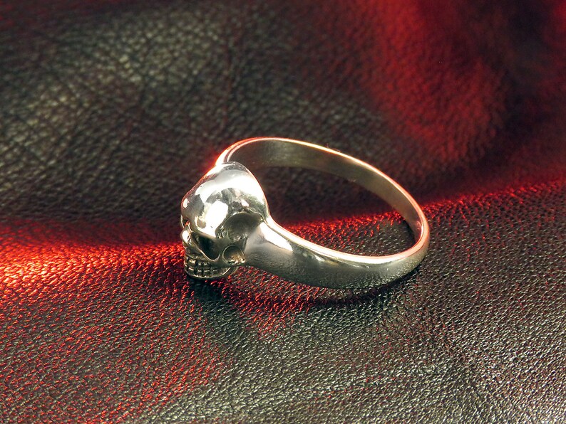 Sterling Silver Skull Ring for Men and Women, Skull Jewelry, Biker Ring, Silver Band, Men's Silver Ring, Occult Jewelry, Women's Skull Ring imagem 6