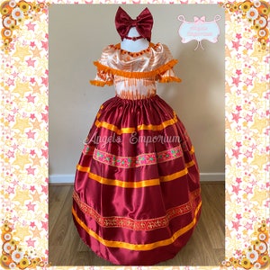 Puede incluir: Un vestido rojo y naranja con falda de satén y detalles bordados. El vestido tiene un escote con volantes y mangas cortas. La falda tiene varias capas de satén rojo y cinta naranja. El vestido está decorado con bordados florales y una cinta dorada.