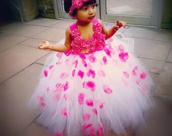 Lindo vestido tutu rosa choque para dama de honra, branco, adornado com pétalas. Madrinhas, casamentos, batizados e ocasiões especiais.