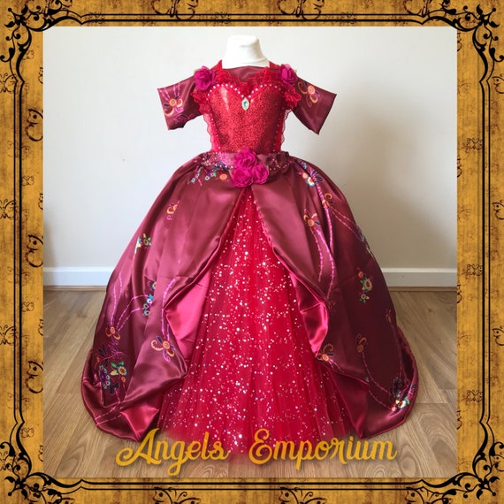 Elena de Avalor, primeira princesa latina da Disney, usa vestido