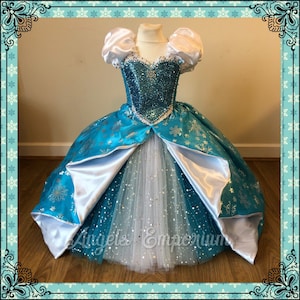 Costume - Carnevale - Halloween - Frozen - Elsa - Cappuccio - Mantello -  Incluso Di Accessori - (130 = 6-7 Anni) : : Giochi e giocattoli