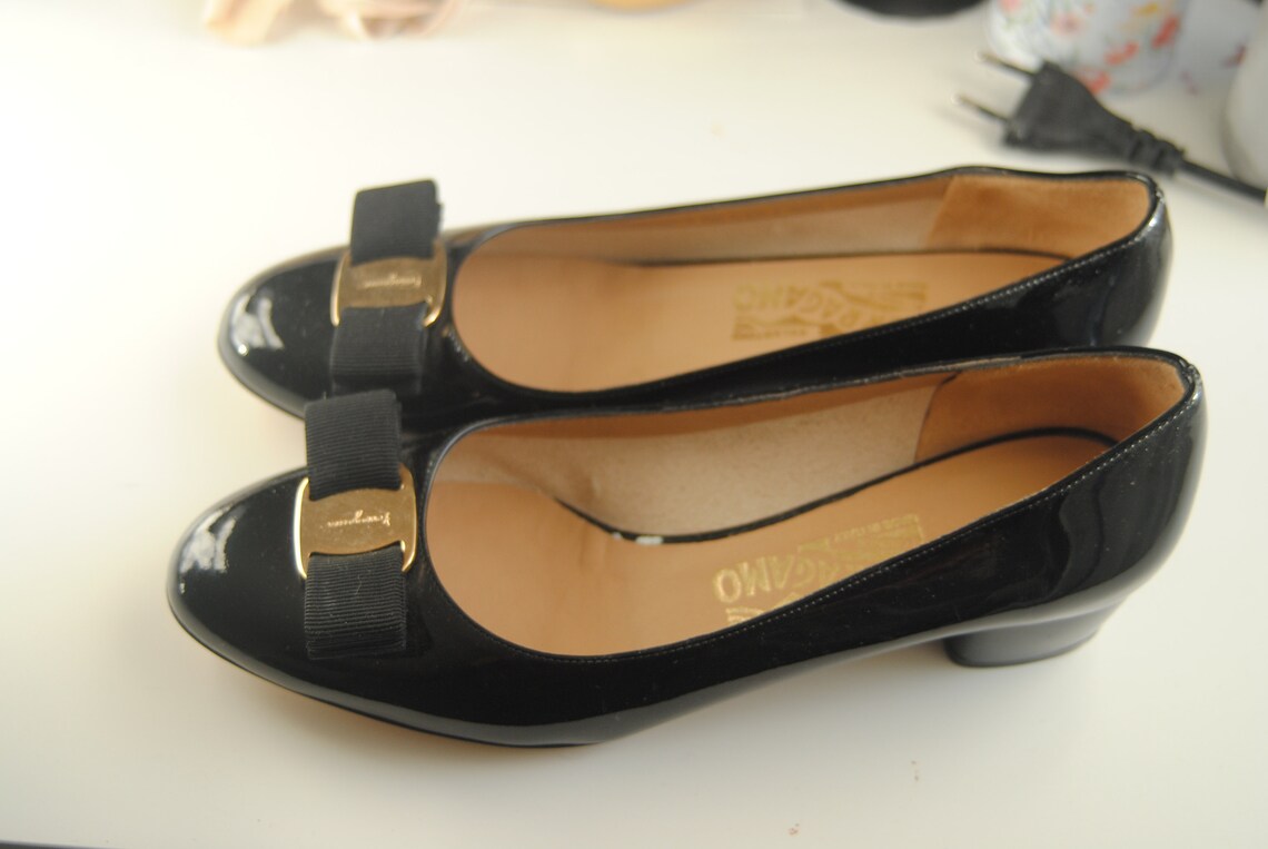 ferragamo vara bow pump shoe