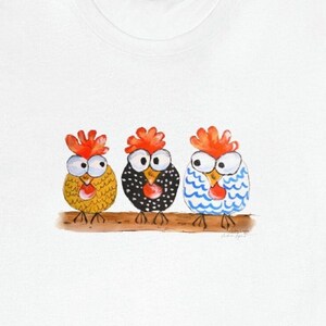 Può includere: Tre galline di cartone animato con occhi grandi, una è gialla, una è bianco e nero e una è blu e bianca. Sono tutte in piedi su un ramo.