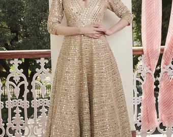 Abito Anarkali ricamato in oro: abito da sposa indiano pakistano