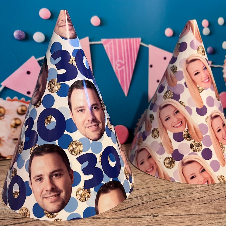 Op de afbeelding: Twee kleurrijke feestmutsen met een 30e verjaardagsthema. De mutsen bevatten verschillende gezichten en het getal 30 in blauw.