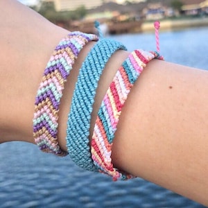 Flaches Geflecht gewebt Armband // Wasserdichte verstellbare gewachste Schnur Surfer Makramee Strand bunt Armband
