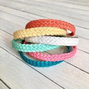 5-strängiges geflochtenes Armband oder Fußkettchen // Wasserdichter verstellbarer Surferwachsfaden handgefertigter Schmuck