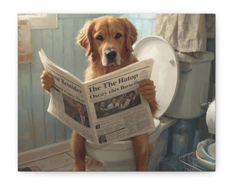 Könnte beinhalten: Leinwanddruck mit einem Golden Retriever, der auf einer Toilette sitzt und eine Zeitung liest. Die Schlagzeile der Zeitung lautet "The The Hatop Oscry this Barselient". Der Hund steht im Mittelpunkt, mit einem Badezimmerhintergrund.