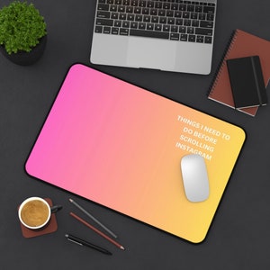 Puede incluir: Una alfombrilla de escritorio con degradado rosa y amarillo con el texto "Things I need to do before scrolling Instagram" y un ratón de ordenador blanco en la parte superior.