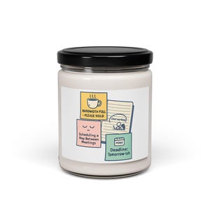Peut inclure: Un pot à bougie blanc avec un couvercle noir. Le pot porte une étiquette avec des post-it colorés. Les notes indiquent "BANDWIDTH FULL - PLEASE HOLD", "Scheduling a Nap Between Meetings" et "Deadline: Tomorrow-ish".