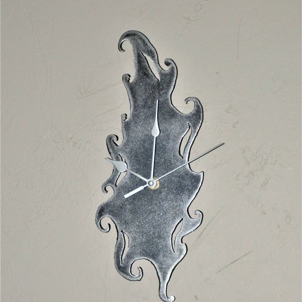 une horloge en métal avec système a quartz (réf P 02)