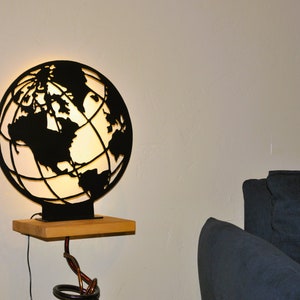 Lámpara de mesa mapa del mundo, lámpara decorativa en metal negro, hecha a mano