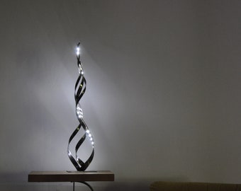 Lámpara de mesa de metal, hecha en Francia, hecha a mano