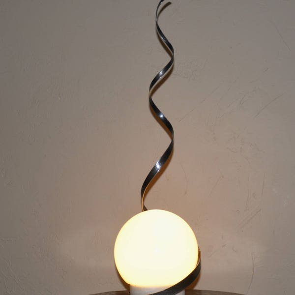 lampe boule sur son support en fer forgé  (réf L 001)