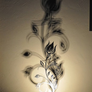 Lampada metallo fiore, tra luce e ombra