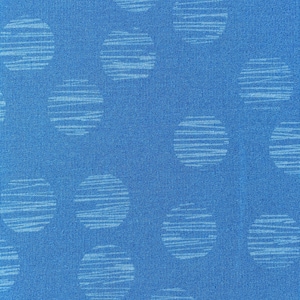 Könnte beinhalten: Nahaufnahme eines blauen Stoffes mit strukturierter Oberfläche. Der Stoff weist ein Muster aus weißen, kreisförmigen Formen mit horizontalen Linien auf. Das Wort "stoffiserie" befindet sich in der unteren rechten Ecke.