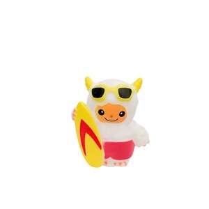 Puede incluir: Una figura blanca de dibujos animados con cuernos amarillos y gafas de sol, sosteniendo una tabla de surf amarilla con un dise&ntilde;o rojo. La figura lleva pantalones cortos rojos y tiene una cara naranja. El tema general es un juguete divertido con tem&aacute;tica de playa.
