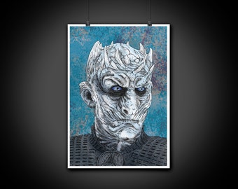 Könnte beinhalten: Eine Nahaufnahme-Illustration des Nachtkönigs aus Game of Thrones. Er hat einen blassen, eisigen Teint mit blauen Augen und eine Krone aus Eis. Der Hintergrund ist ein blaues und graues, strukturiertes Muster.