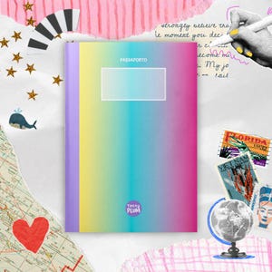 Op de afbeelding: Een regenboogkleurige paspoorthoes met het woord "PASSAPORTO" in zwart gedrukt. De hoes heeft een paarse rand en een klein rond logo met de tekst "Terry PLUM" in wit.