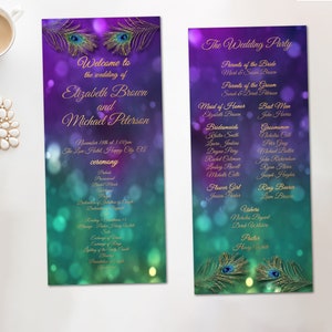 Könnte beinhalten: Ein Hochzeitsprogramm mit einem lila und türkisfarbenen Hintergrund mit Pfauenfedern. Das Programm listet die Details der Hochzeitszeremonie und die Hochzeitsgesellschaft auf.