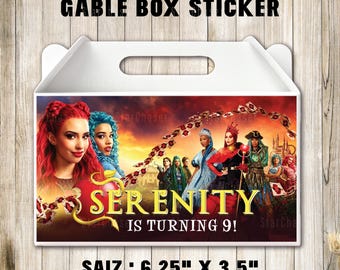 Op de afbeelding: Een witte gable box met een sticker van een groep personages in kleurrijke kostuums tegen een zonsondergang. De tekst luidt GABLE BOX STICKER, SERENITY IS TURNING 9!, en SAIZ : 6,25" X 3,5". De doos heeft een handvat aan de bovenkant.