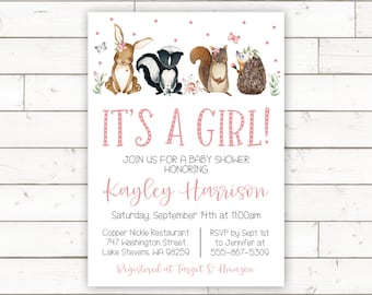Puede incluir: Una invitación de baby shower rosa y blanca con un tema de bosque. Dice "¡Es una niña!" y presenta un conejo, una mofeta, una ardilla y un erizo. La invitación incluye el nombre "Kayley Harrison", la fecha y hora de la ducha, la ubicación y la información de RSVP. También dice "Registrado en Target & Amazon".
