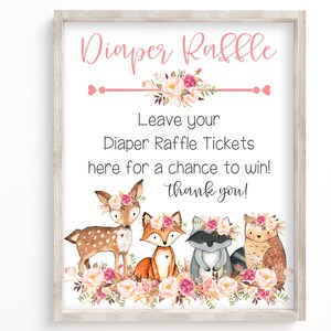 Puede incluir: Un cartel blanco con un borde rosa y el texto "Diaper Raffle" en letra cursiva negra. El cartel tambi&eacute;n incluye el texto "Leave your Diaper Raffle Tickets here for a chance to win! thank you!" y un dise&ntilde;o floral con un ciervo, un zorro, un mapache y un b&uacute;ho.